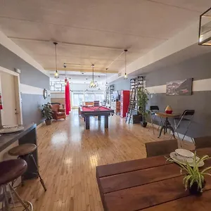 Luxury 5-bed + Pool Table: 5 Min From Jarry Metro Apartment
