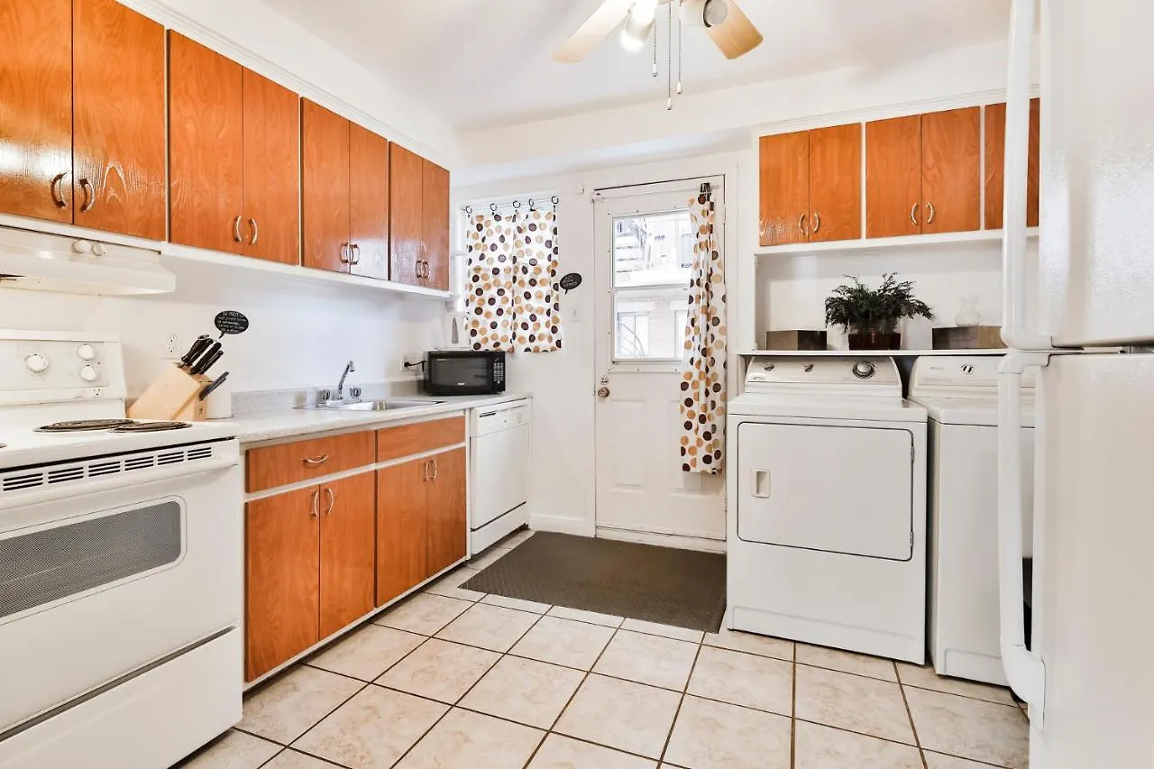 Free Parking - 2 Bedrooms - Full Apartment - In Beautiful Lachine - Near Water - 15 Minute Drive To Downtown Montreal