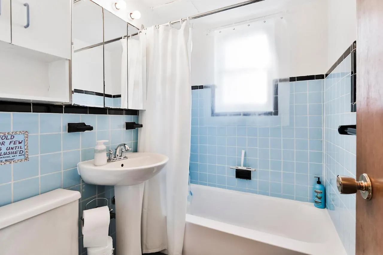 Free Parking - 2 Bedrooms - Full Apartment - In Beautiful Lachine - Near Water - 15 Minute Drive To Downtown Montreal 0*,