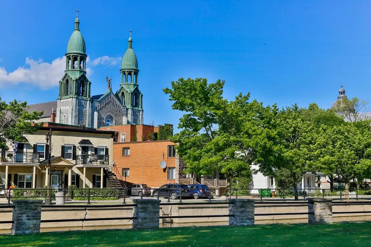 Free Parking - 2 Bedrooms - Full Apartment - In Beautiful Lachine - Near Water - 15 Minute Drive To Downtown Montreal