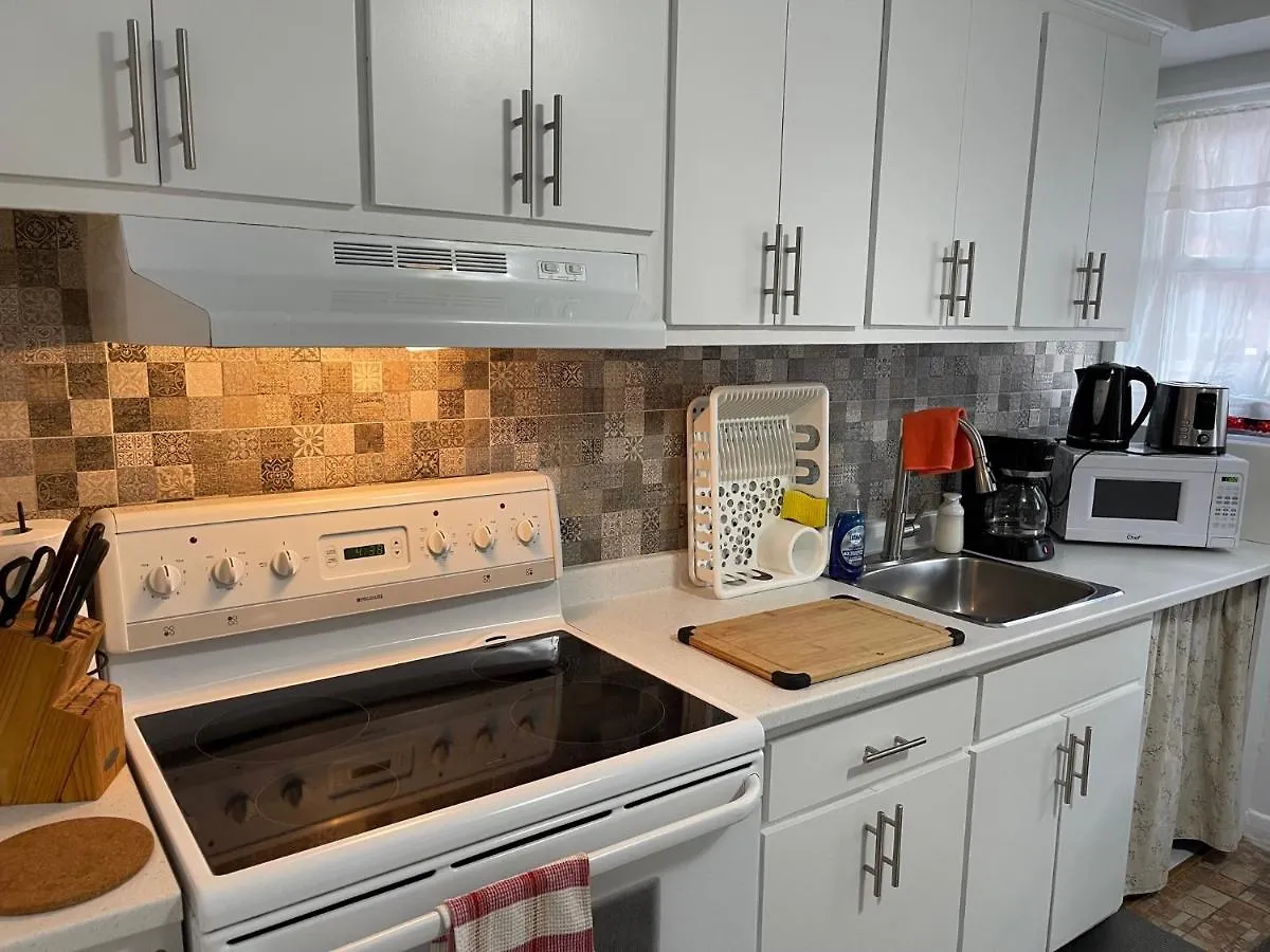 Free Parking - 2 Bedrooms - Full Apartment - In Beautiful Lachine - Near Water - 15 Minute Drive To Downtown Montreal Canada