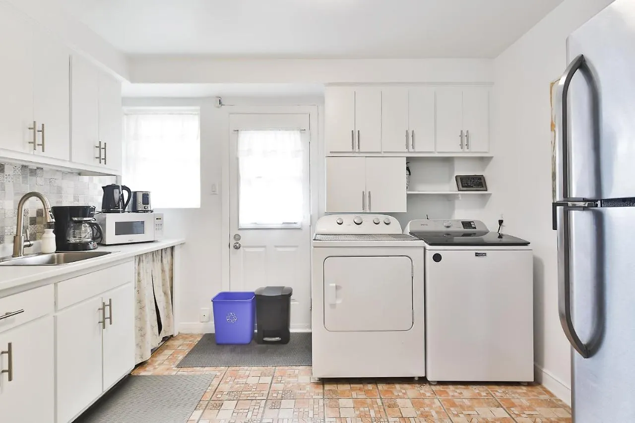 Free Parking - 2 Bedrooms - Full Apartment - In Beautiful Lachine - Near Water - 15 Minute Drive To Downtown Montreal 0*,